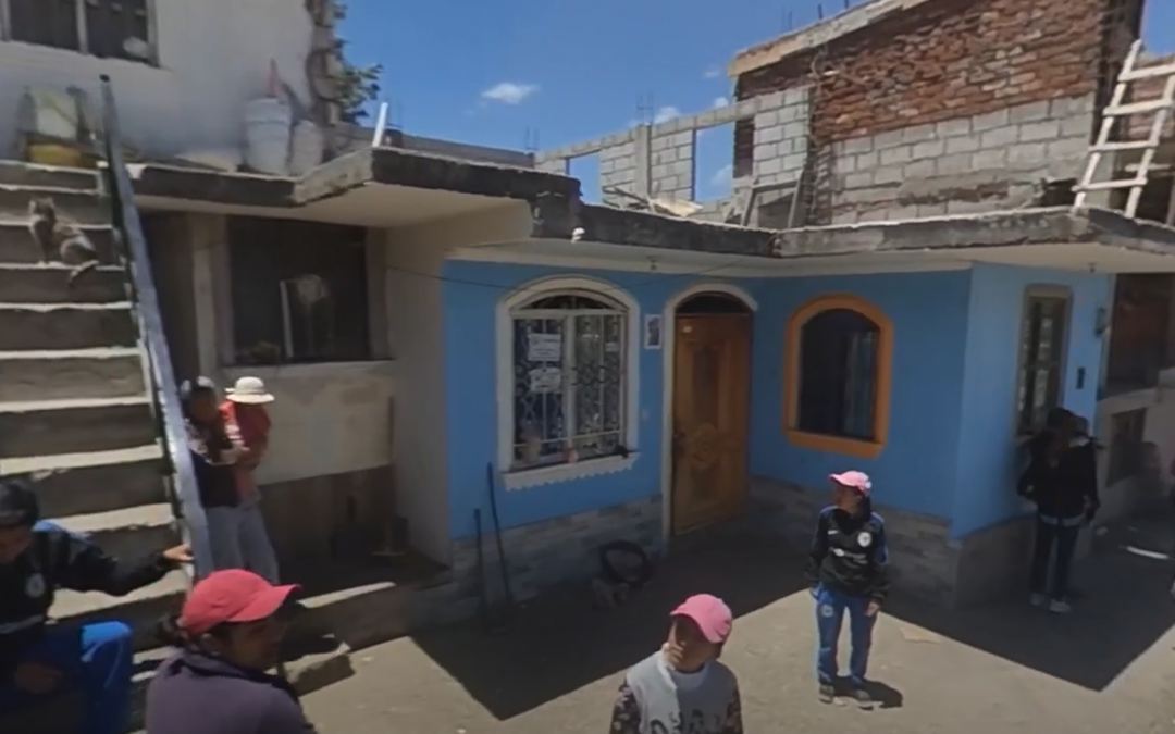 Walk Around an Unbound Family Photoshoot in Ecuador